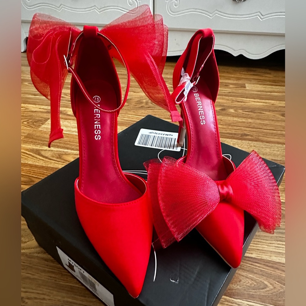 Women's Heels with Asymmetrical Bows and Ankle Strap
